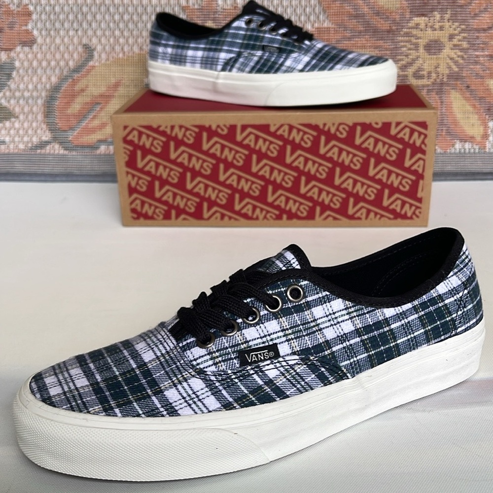 Vans Men’s Authentic
Grunge Plaid Multi
VN0009PVBMB
Sneakers